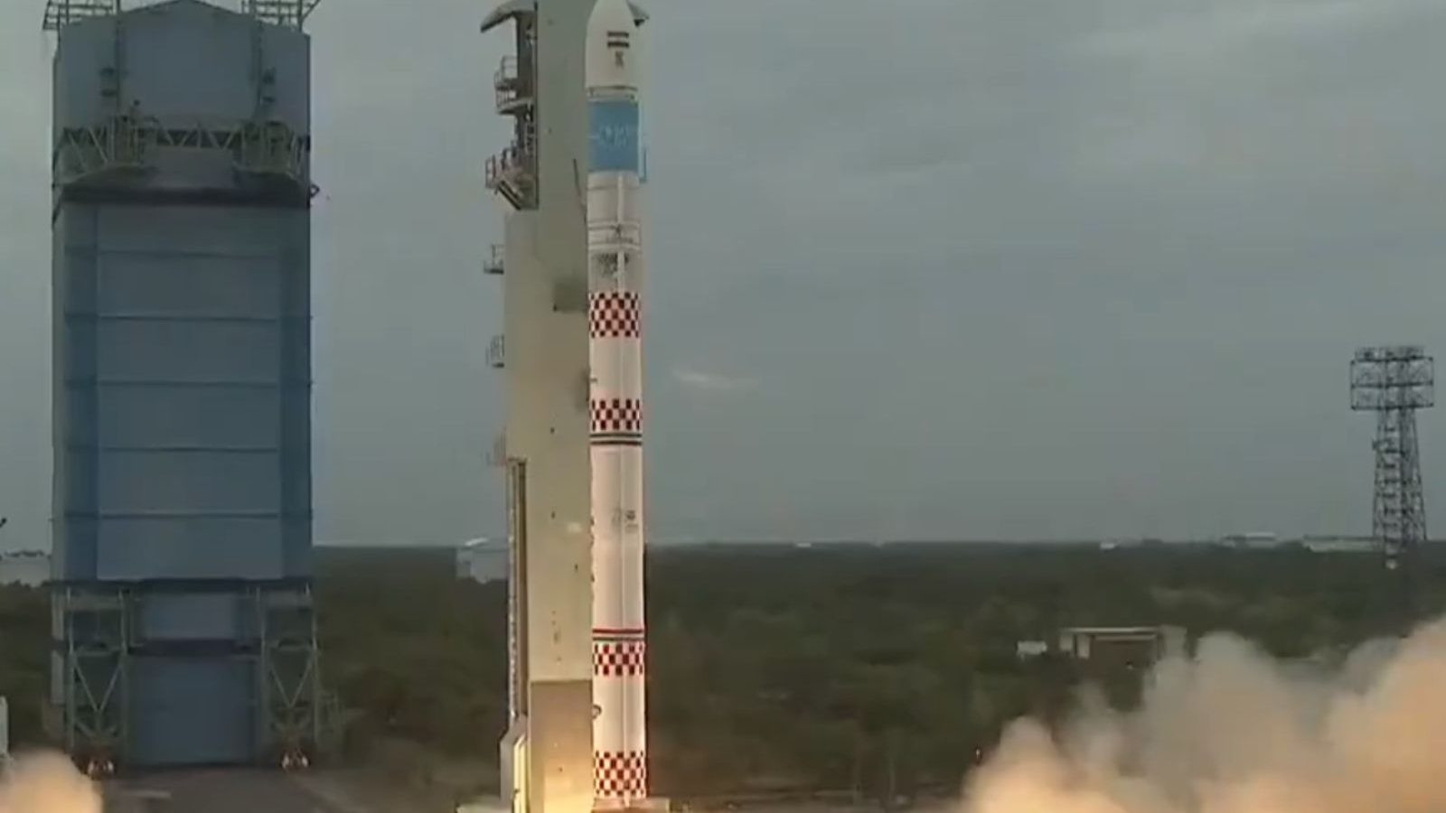 இந்தியாவின் முதல் SSLV திட்டம் வெற்றிகமராக விண்ணில் ஏவப்பட்டது..கிராமப்புற மாணவ மாணவியர் நேரில் கண்டுகளிப்பு!