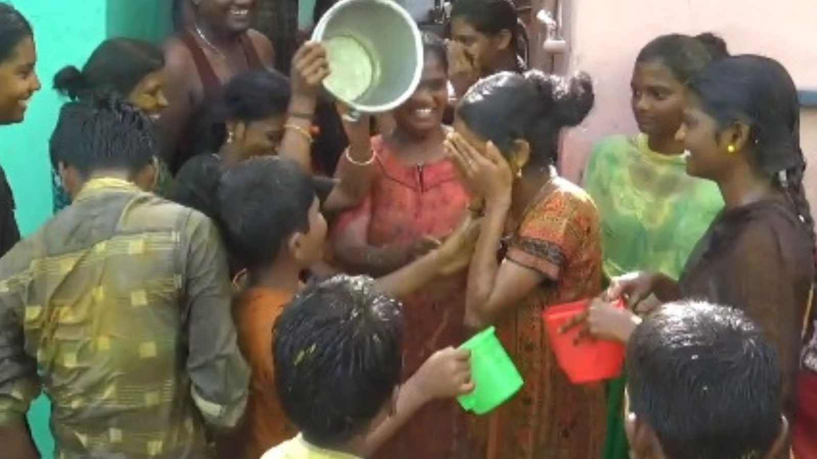 கோவில் விழாவையொட்டி மஞ்சள் தண்ணீர் ஊற்றி பொதுமக்கள் உற்சாகம்