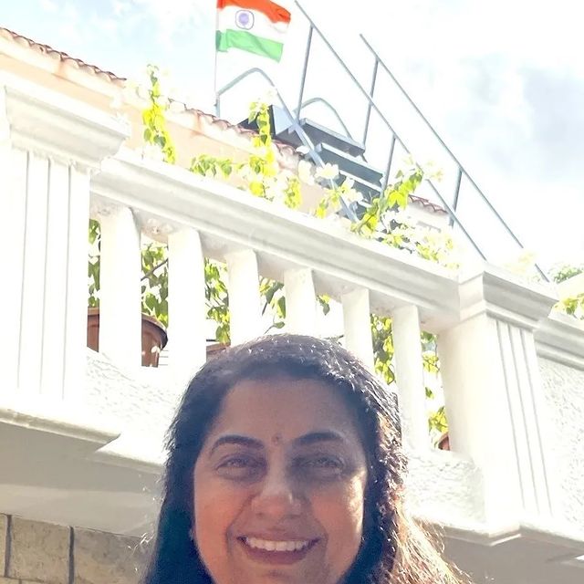  நடிகை சுஹாசினி வீட்டில் பறக்கும் தேசிய கொடி.