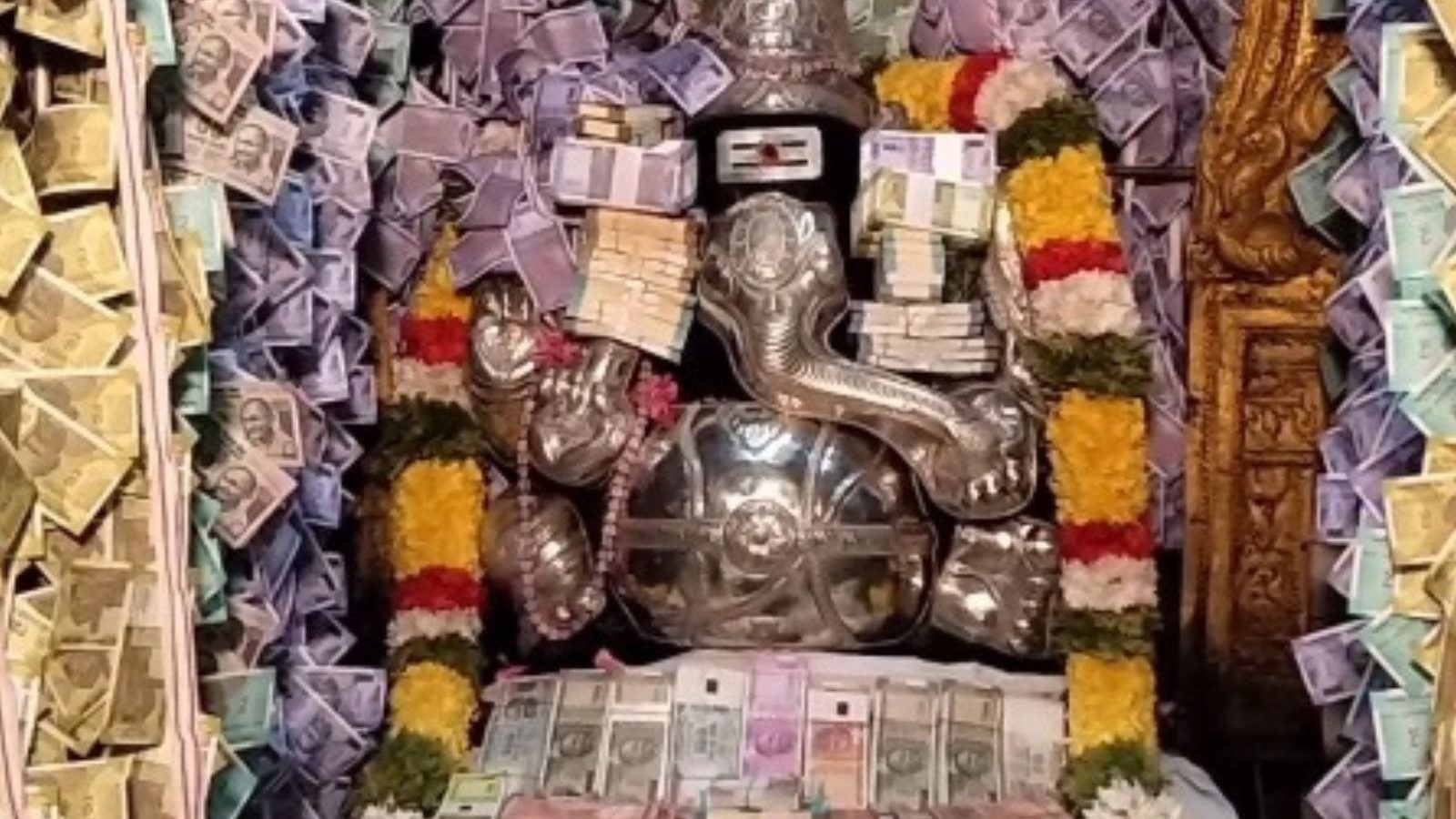 அடேங்கப்பா.. ரூ.15 லட்சம் நோட்டுகளால் அலங்கரிக்கப்பட்ட விநாயகர்.. பக்தர்கள் நெகிழ்ச்சி