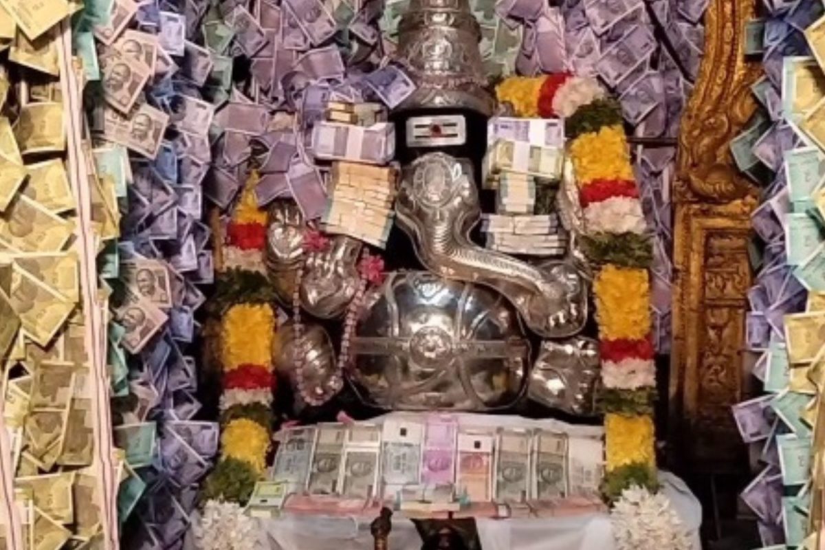 ரூ.15 லட்சம் ரூபாய் நோட்டுகளால் அலங்கரிக்கப் பட்ட விநாயகர்