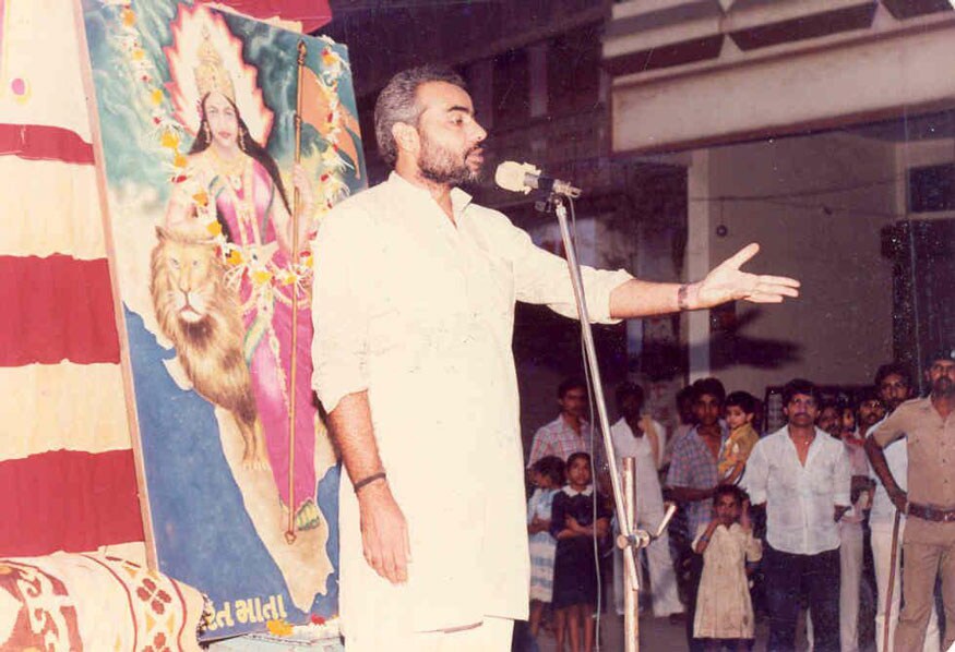  பொதுமேடையில் உரையாற்றும் நரேந்திர மோடி