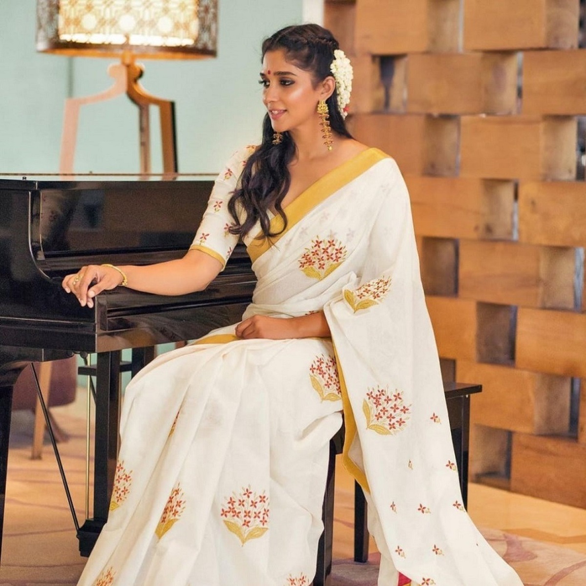  டிசைன் மோடிஃப்கள் கொண்ட கசவு பட்டுப் புடவைகள்: பொதுவாகவே கசவு புடவைகள் என்று வரும்போது அதில் எந்த டிசைனும், இருக்காது, பிளைனாக இருக்கும். எப்போதுமே அவ்வாறு அணியாமல், இந்த ஆண்டு ஓணம் பண்டிகைக்கு, பூக்கள், பறவைகள் உள்ளிட்ட பல்வேறு பேட்டர்ன்களை கொண்ட புடவையை அணியலாம். உதாரணமாக வெண்பட்டு புடவையில் மயில் மோட்டிஃபை சேர்த்து அழகிய பெண் மயிலாய் தோற்றம் அளிக்கலாம். அதே போல கசவு புடவையில் தங்க நிறம், பச்சை நிறம், பிரவுன் நிறம் உங்கள் பார்டருக்கு ஏற்ற நிறத்தில் பூக்கள் பேட்டர்ன் கொண்ட மோட்டிஃப்களை பயன்படுத்தி அணியலாம். வழக்கமாக பிளைன் கசவு பட்டு அணிவதை விட இது மேலும் நளினத்தை மெருகூட்டி உங்கள் அழகை மேம்படுத்தி காட்டும்.