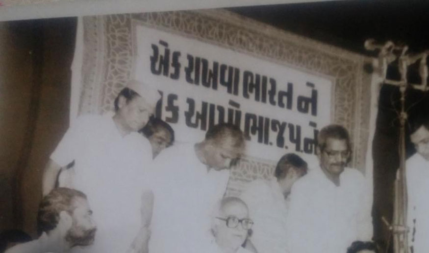  அத்வானி அருகில் அமர்ந்திருக்கும் நரேந்திர மோடி
