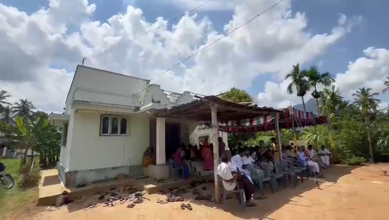   தடாகம் சாலை கணுவாய் பகுதியை சேர்ந்தவர் கிருஷ்ணம்மாள்(106 வயது). 1917ல் பிறந்த இவருக்கு நேற்று 106 வது பிறந்தநாள் கொண்டாடபட்டது.