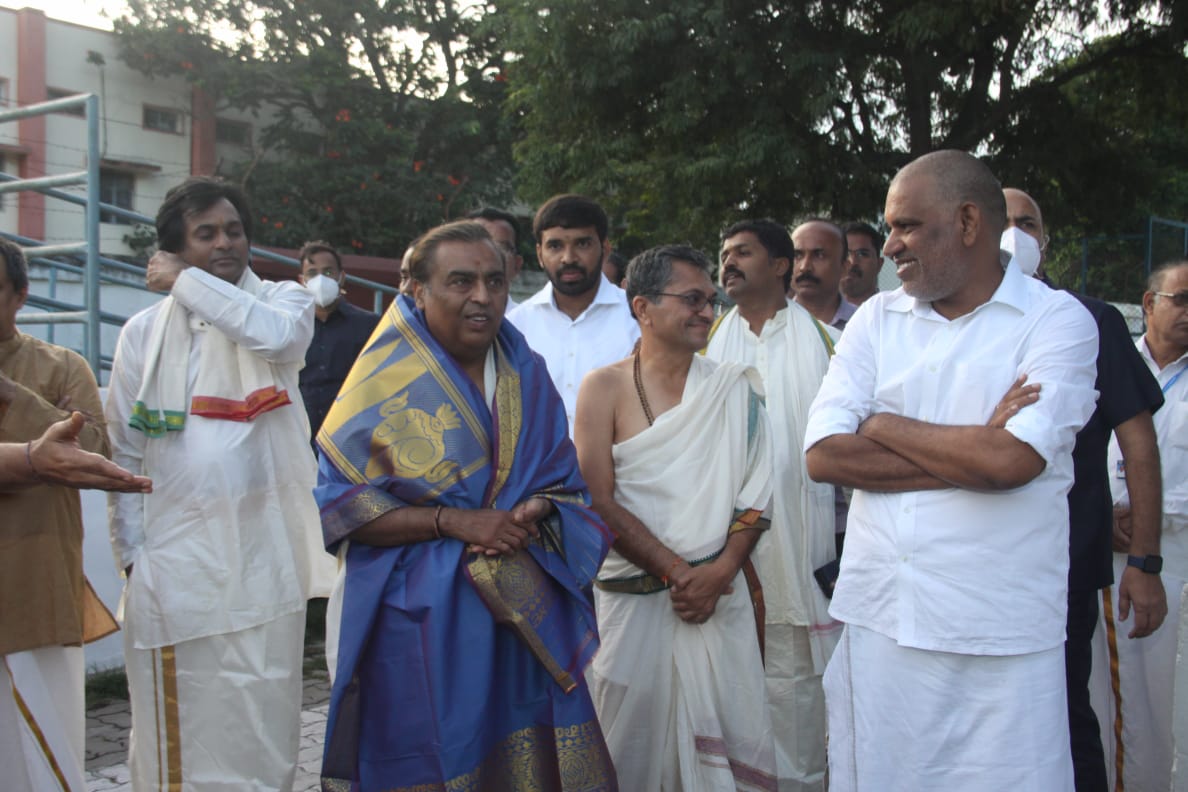  கோயிலுக்கு வெளியே செய்தியாளர்களை சந்தித்த முகேஷ் அம்பானி, "ஏழுமலையான் அருள் கிடைத்ததில் மிகுந்த மகிழ்ச்சி அடைகிறேன், கோவிலில் நாளுக்கு நாள் சிறப்பான வசதிகள் உருவாக்கப்பட்டு வருகிறது, இந்திய மக்களின் பெருமைமிகு சின்னமாக திருப்பதி கோவில் உள்ளது" என்றார்.