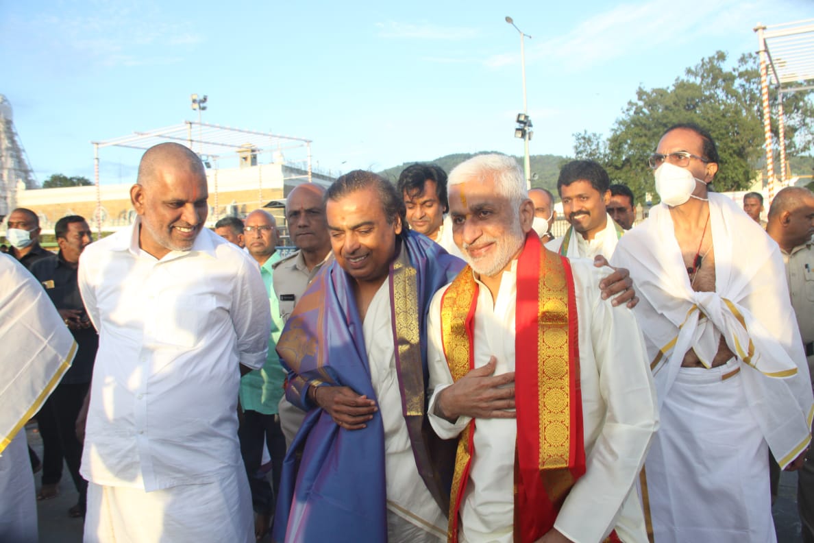  கோவிலுக்கு வந்த முகேஷ் அம்பானி மற்றும் அவரது குடும்பத்தினரை ஒய்எஸ்ஆர் காங்கிரஸ் கட்சி தலைவர்களும் சிறப்பான வரவேற்பு தந்தனர்.திருப்பதி எம்பி விஜயசாய் ரெட்டி, எம்எல்ஏ செவிரெட்டி பாஸ்கர் ரெட்டி ஆகியோரும் முகேஷ் அம்பானியுடன் இருந்தனர்.
