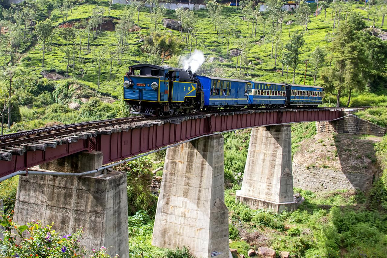  இந்நிலையில், திருச்சி பொன்மலை ரயில்வே பணிமனையில் புதிதாக கட்டமைக்கப்பட்ட சிறப்பு வாய்ந்த ஊட்டி மலைப்பாதை நீராவி ரயில் என்ஜின் மேட்டுப்பாளையத்திற்கு அனுப்பி வைக்கப்பட்டது.,[object Object],நீலகிரி மலைப்பாதை பயணத்திற்காக அனுப்பப்பட்டுள்ள இந்த நீராவி என்ஜினானது, பிரத்யேகமாக தயாரிக்கப்பட்டது. முழுக்க முழுக்க இந்தியாவின் சொந்த முயற்சியால் இது உருவாக்கப்பட்டுள்ளது.