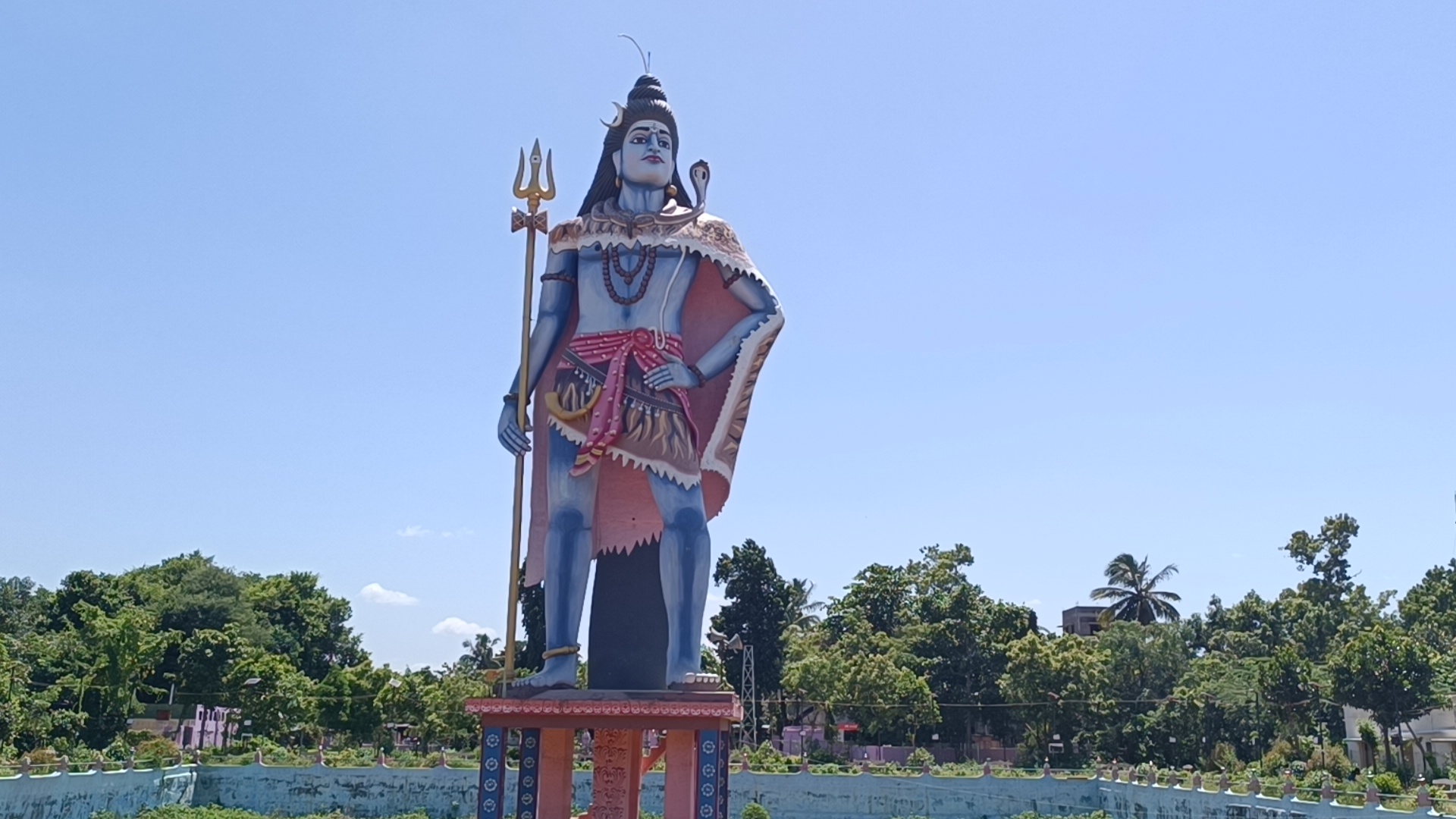  சிவராத்திரியில் சிவபெருமானை வணங்குவது ஒருவருக்கு மகிழ்ச்சியையும், செழிப்பையும் தருகிறது என்று கூறப்படுகிறது. எனவே இன்று இரவு சிவனுக்கு பால், திருமஞ்சனம், இளநீர் உள்ளிட்ட அபிஷேகங்கள் நடைபெற்று நான்கு கால பூஜைகள் வெகு விமர்சையாக நடைபெறும்.