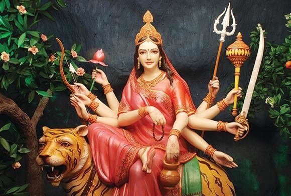  நாள் 3: சந்திரகாண்டா,[object Object],நவராத்திரியின் மூன்றாம் நாளில், சந்திரகாண்டாவை வழிபடுகிறார்கள். சக்தி வடிவமான அவளுக்கு பத்து கைகள் இருக்கும். அவற்றில் ஒன்பது கைகளில் திரிசூலம், தண்டாயுதம், வில், அம்பு, தாமரை, வாள், மணி மற்றும் நீர்ப்பானை ஏந்தி இருக்கும். மற்றொரு கை  பக்தர்களை ஆசீர்வதிப்பதாய் ஒரு சீரும் புலியின் மீது அமர்ந்திருப்பார். நவராத்திரியின் மூன்றாம் நாளின் நிறம் அரச நீலம்.