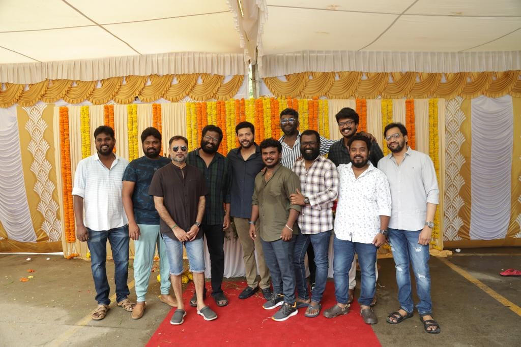  அந்தப் படங்களுக்கான இறுதி கட்ட வேலைகள் நடைபெற்று வருகின்றன. இந்த நிலையில் இயக்குனர் ராஜேஷ்.எம் இயக்கும் புதிய திரைப்படத்தில் ஜெயம் ரவி நடித்து வருகிறார். சமீபத்தில் அதற்கான படப்பிடிப்பு தொடங்கியது.