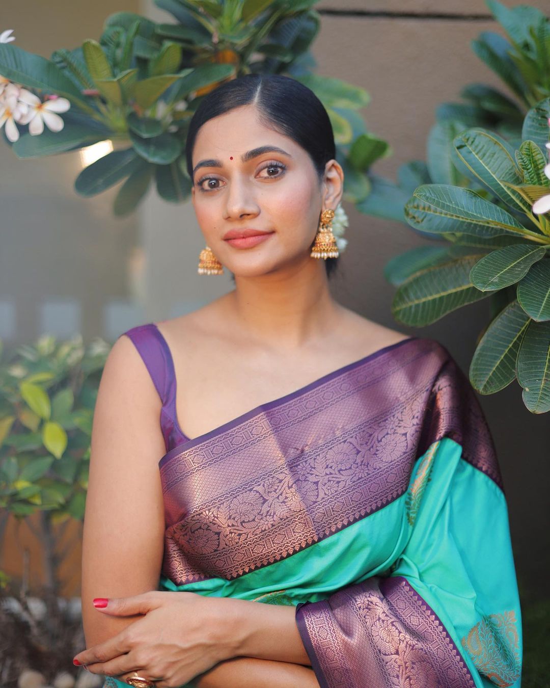  கடல் பச்சை நிற புடவையில் செம்ம அழகாக இருக்கும் லாஸ்லியா.