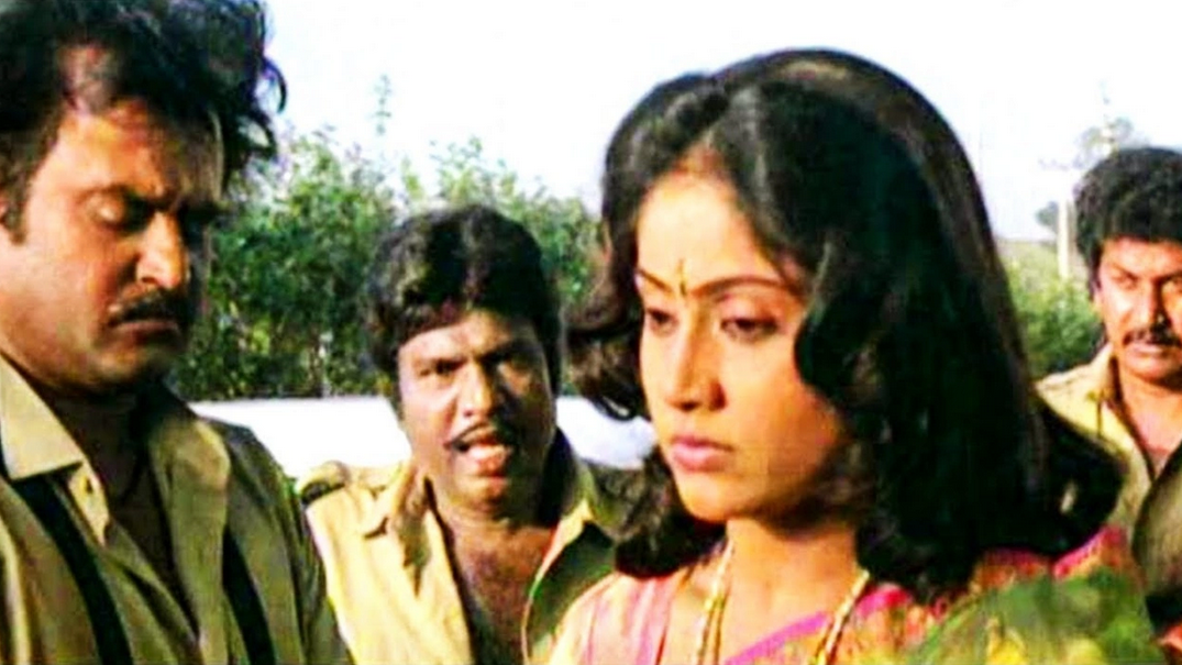  திருமணம் செய்து தனது கஸ்டடியில் ரஜினியை வைக்க விஜயசாந்தி நினைக்க, அவர் திருமணமான மறுநாளே காக்கிச் சட்டை அணிந்து வேலைக்குச் சென்று வேறு வகையில் விஜயசாந்தியை பழி தீர்ப்பார்.