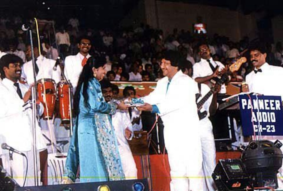  ஸ்வர்ணலதாவின் பூர்வீகம் கேரளா. அங்குதான் பிறந்தார். அவரது தந்தை ஹார்மோனிய இசைக்கலைஞர். அதனால், இசை கேட்டு வளர்ந்த பால்யம் அவருடையது. 3 வயதிலேயே கர்நாடக சங்கீதம் கற்க ஆரம்பித்துள்ளார். ஹார்மோனியம் மற்றும் கீபோர்ட் வாசிக்கவும் அவருக்குத் தெரியும்.