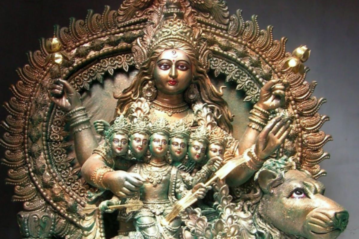  நாள் 5: ஸ்கந்தமாதா,[object Object],நவராத்திரியின் ஐந்தாம் நாள் மா ஸ்கந்தமாதாவை வழிபடுகிறார்கள். தனிமையில் இருக்கும் துர்க்கை உருவம். அவளுக்கு நான்கு கைகள் உள்ளன, அவற்றில் இரண்டு தாமரைகளை வைத்திருக்கும், மூன்றாவது கையில் தன் ஆறு தலை குழந்தை கார்த்திகேயனை பிடித்து மடியில் அமர்ந்திருக்கிறாள். நான்காவது கையால் தன் பக்தர்களை ஆசிர்வதிக்கிறாள். அவள் சிங்கத்தின் முதுகில் அமர்ந்திருக்கிறாள். நான்காவது நாளின் நிறம் பச்சை.