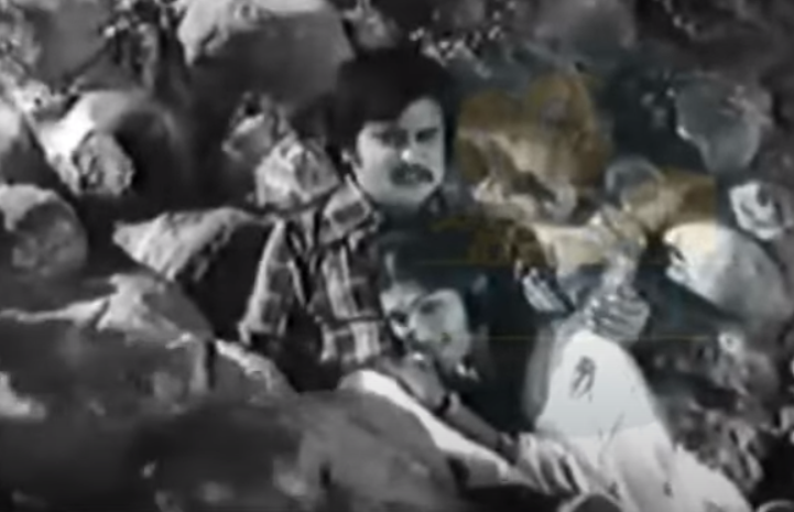  மொத்தப் படத்தில் கவர்கிறவர் ரஜினிகாந்த். படத்தில் அவரது கதாபாத்திரப் பெயரும் ரஜினிகாந்த்தான். ஸ்டைலாக பைக்கில் வந்து, பெண்ணிடம் தகராறு செய்கிறவனை அடித்து விரட்டும் ஆரம்பக் காட்சியிலேயே மனதில் தங்கிவிடுவார். அதன் பிறகுதான் தெரியும், அந்த ஆளே அவர் செட்டப் பண்ணியதுதான் என்பது.
