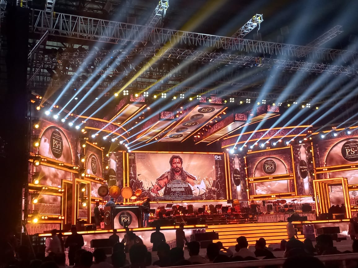  இதில் சிறப்பு விருந்தினர்களாக நடிகரிகள் ரஜினிகாந்த் மற்றும் கமல் ஹாசன் இருவரும் கலந்துக் கொள்கின்றனர்.