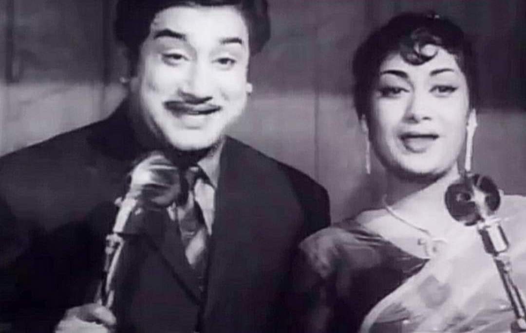  ஒரு கோப்பையிலே என் குடியிருப்பு ஒரு கோலமயில் என் துணையிருப்பு இசை பாடலிலே என் உயிர் துடிப்பு நான் பார்ப்பதெல்லாம் அழ்கின் சிரிப்பு ஒரு கோப்பையிலே என் குடியிருப்பு மானிட இனத்தை ஆட்டி வைப்பேன் - அவர் மாண்டு விட்டால் அதைப் பாடி வைப்பேன் - நான் மானிட இனத்தை ஆட்டி வைப்பேன் - அவர் மாண்டு விட்டால் அதைப் பாடி வைப்பேன் - நான் நிரந்தரமானவன் அழிவதில்லை - எந்த நிலையிலும் எனக்கு மரணமில்லை ஒரு கோப்பையிலே என் குடியிருப்பு ஒரு கோலமயில் என் துணையிருப்பு இசை பாடலிலே என் உயிர் துடிப்பு நான் பார்ப்பதெல்லாம் அழ்கின் சிரிப்பு ஒரு கோப்பையிலே என் குடியிருப்பு....