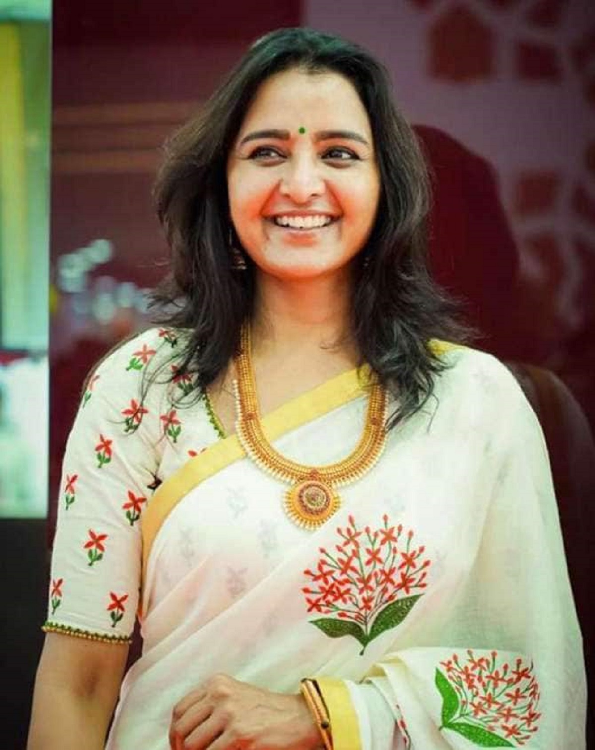  எம்ப்ராய்டரி வேலைப்படுகள் நிறைந்த தூய கசவுப் பட்டு: மேலே குறிப்பிட்டுள்ளது போல எம்ப்ராய்டரி ஆடைகளுக்கு என்று தனி மதிப்பு மற்றும் ரசிகர் பட்டாளமே இருக்கிறது. எம்ராய்டரி செய்யப்பட்ட ஆடைகள் தனி அழகைக் கொண்டிருக்கும். மிக அழகாக தெரியும் தூய பட்டாலான கசவுப் புடவைகளில் எம்ப்ராய்டரி வேலைகள் சேர்த்து அணியும் பொழுது அழகான ரம்யமான தோற்றத்தை பெறுவீர்கள். எம்பிராய்டரி பார்டர்கள் மற்றும் தலைப்பில் மட்டும் இருக்குமாறும் கிடைக்கிறது. புடவை முழுவதிலும் எம்ப்ராய்டரி இருப்பது போன்ற புடவைகளையும் தேர்வு செய்து அணியலாம்.
