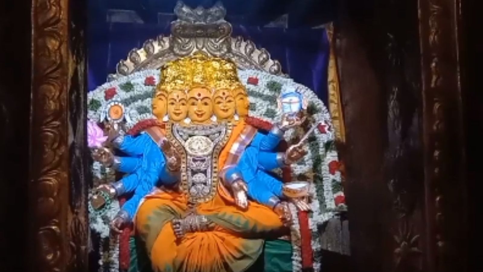 நவராத்திரி விழா : பெரியநாயகி அம்மன் காயத்ரி அலங்காரத்தில் அருள்பாலிப்பு..!