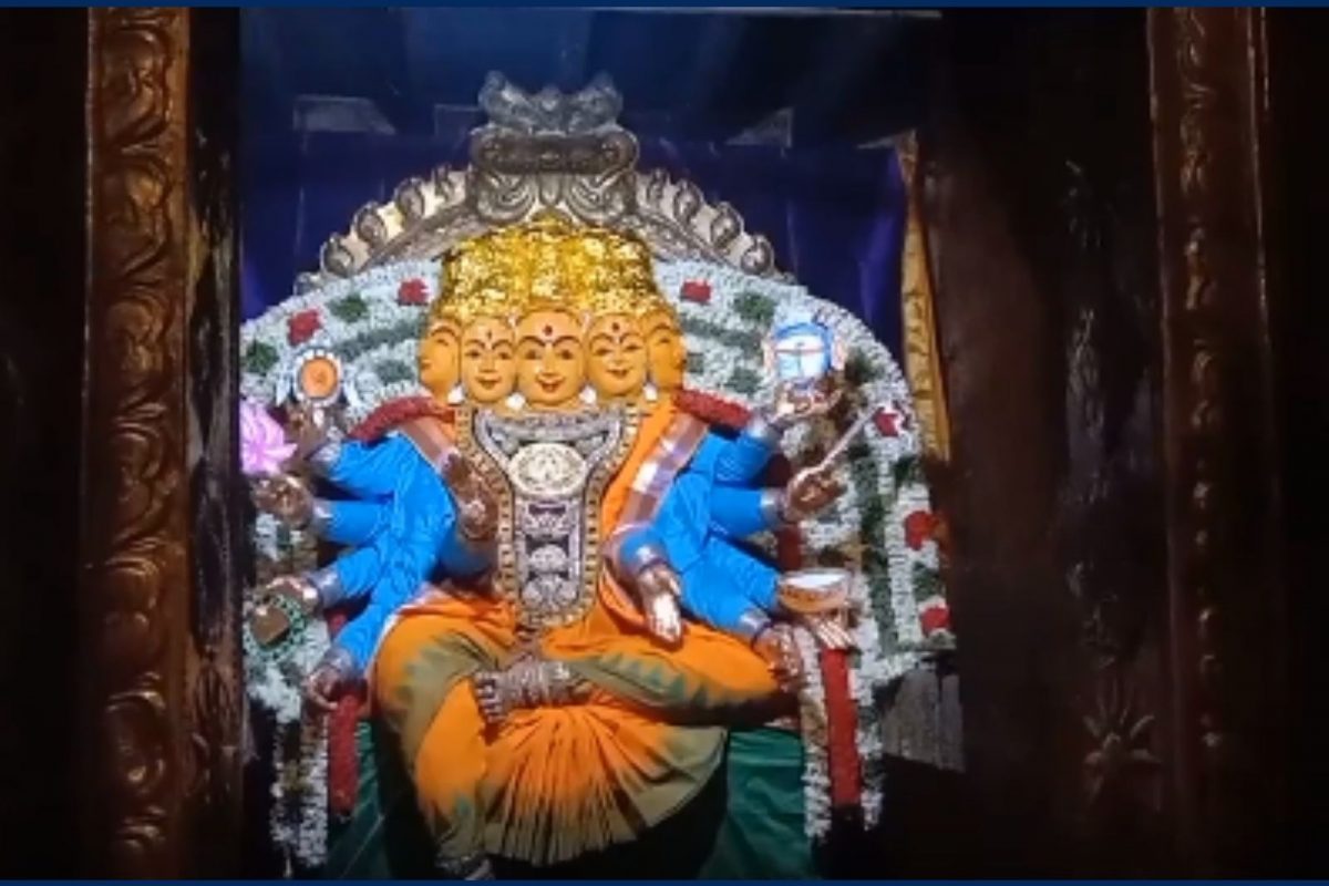 நவராத்திரி விழா : பெரியநாயகி அம்மன் காயத்ரி அலங்காரத்தில் அருள்பாலிப்ப