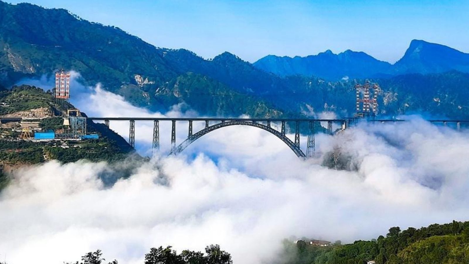 உலகிலேயே உயரமான செனாப் பாலம்.. கண் கவரும் போட்டோக்களை பகிர்ந்த இந்திய ரயில்வே.! 