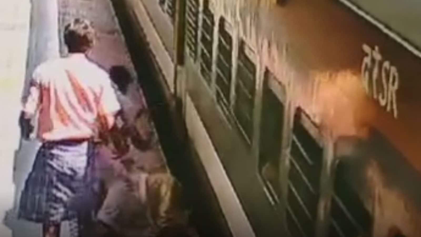 ரயிலில் ஏற முயன்று தவறி விழுந்த பெண்.. விரைந்து சென்று காப்பாற்றிய ரயில்வே பாதுகாப்பு படை வீரர்..!