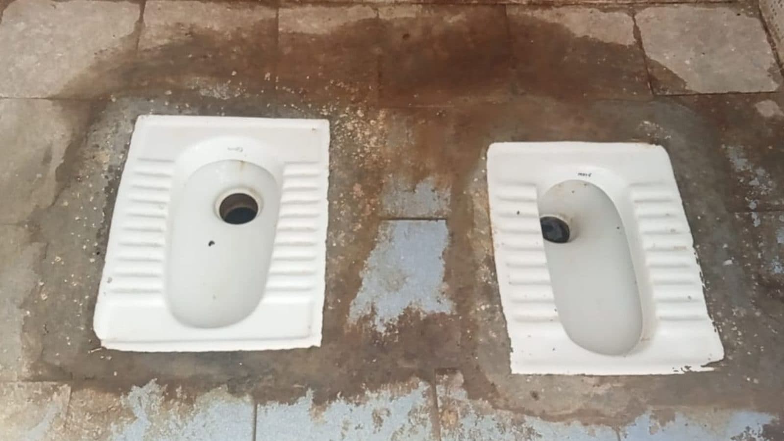 அம்மன்குளத்தில் ஒரே அறையில் இரு கழிப்பிடம்.. காரணம் இதுதான்... கோவை மாநகராட்சி விளக்கம்