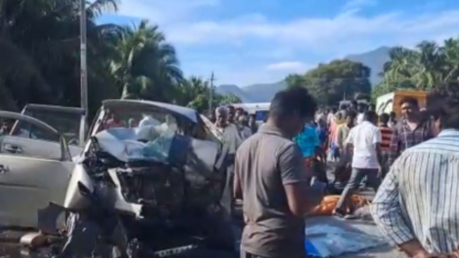 திண்டுக்கல்லில் அரசு பேருந்தும் காரும் மோதி விபத்து - 3 பேர் பலியான சோகம்.. சுக்குநூறாக நொறுங்கிய கார்!