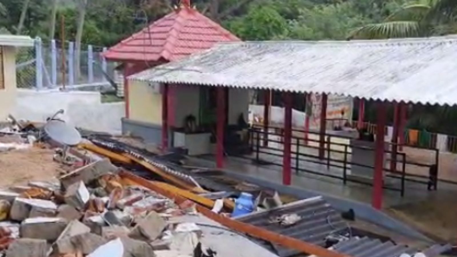 பொள்ளாச்சியில் மாரியம்மன் கோவில் மேற்கூரை விழுந்து 2 பேர் உயிரிழப்பு... 3 பேர் படுகாயத்துடன் மருத்துவமனையில் அனுமதி