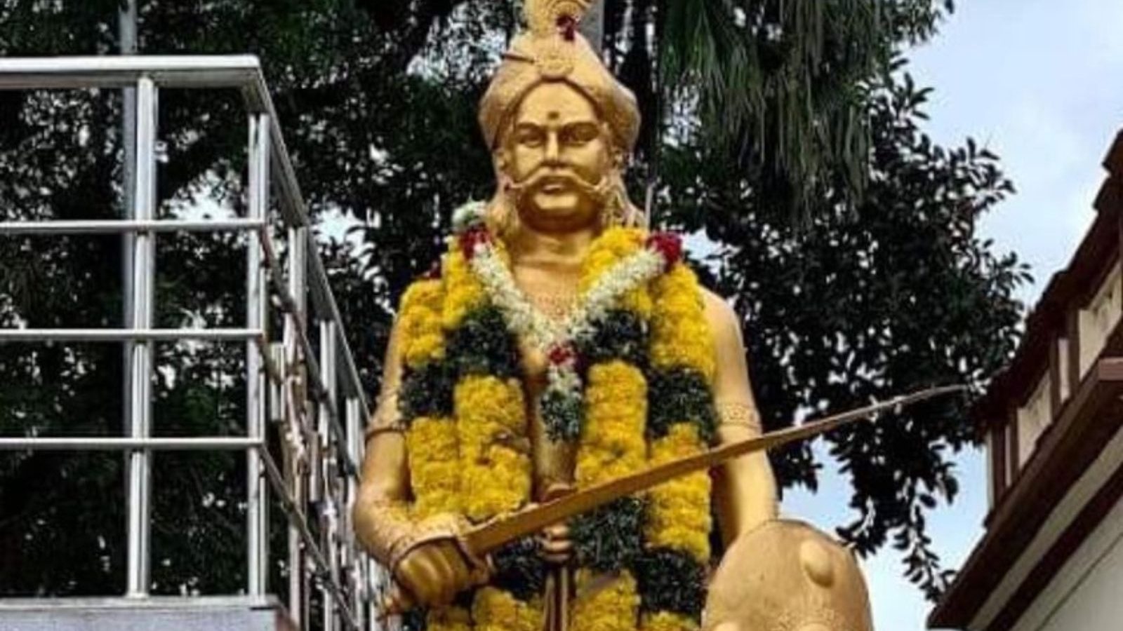 இந்திய சுதந்திர போராட்டத்தின் முன்னோடி பூலித்தேவனின் 307வது பிறந்த நாள் இன்று