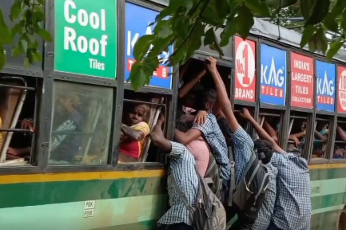 படிக்கட்டில் பயணம்.. மாணவர்களை நடுவழியில் இறக்கிவிட்டு சென்ற பேருந்து