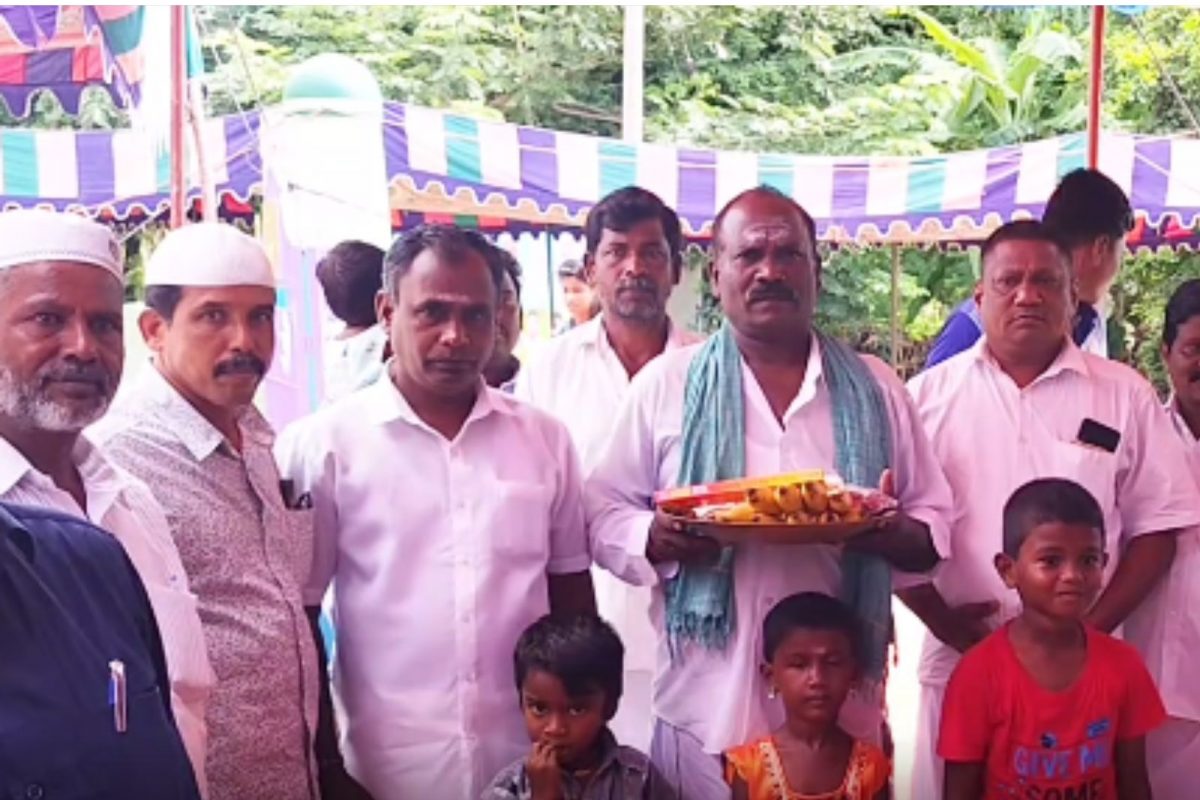 பள்ளிவாசல் திறப்பு விழாவிற்கு சீர்வரிசை எடுத்துச்சென்ற இந்து மதத்தினர்