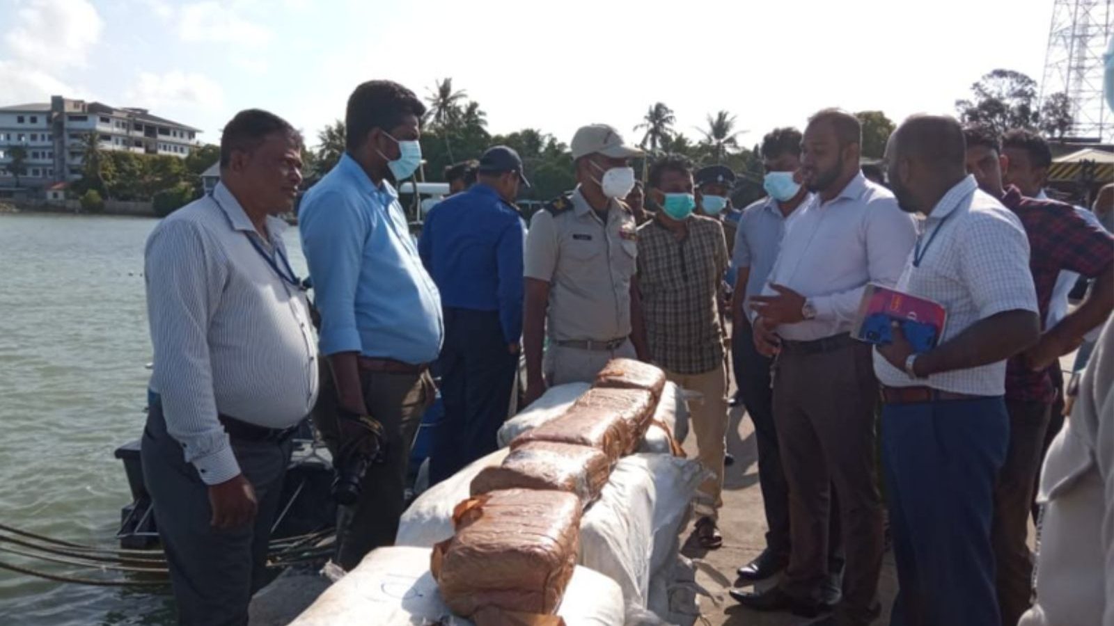 தமிழகத்திலிருந்து இலங்கைக்கு படகில் கடத்திய 400 கிலோ கஞ்சா பறிமுதல்... 10 பேர் கைது