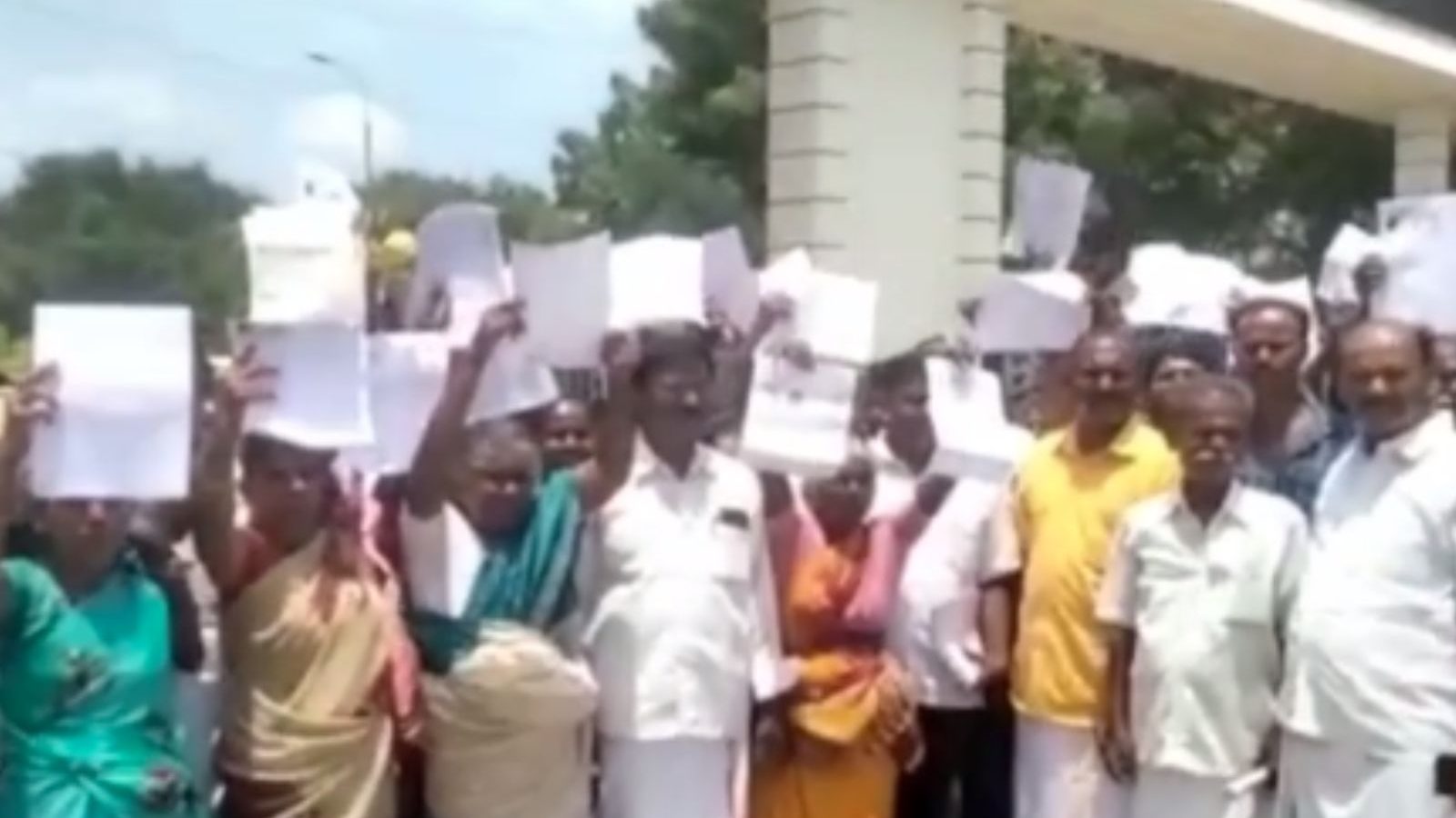 அரசு பள்ளி, கோவில் நிலங்களை உறவினர்களுக்கு பட்டா மாற்றம் செய்த விஏஓ... ஆட்சியரிடம் புகார் அளித்த கிராம மக்கள்...