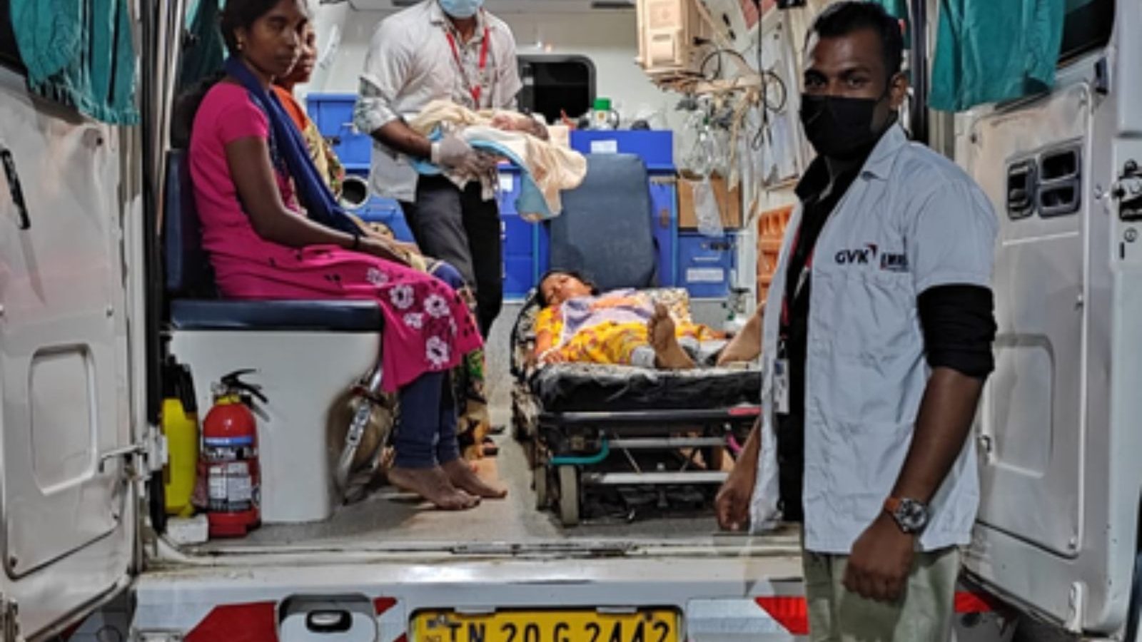 சேதமடைந்த சாலை : நள்ளிரவில் அடர்ந்த வனப்பகுதியில் ஆம்புன்ஸில் நடந்த பிரசவம்!