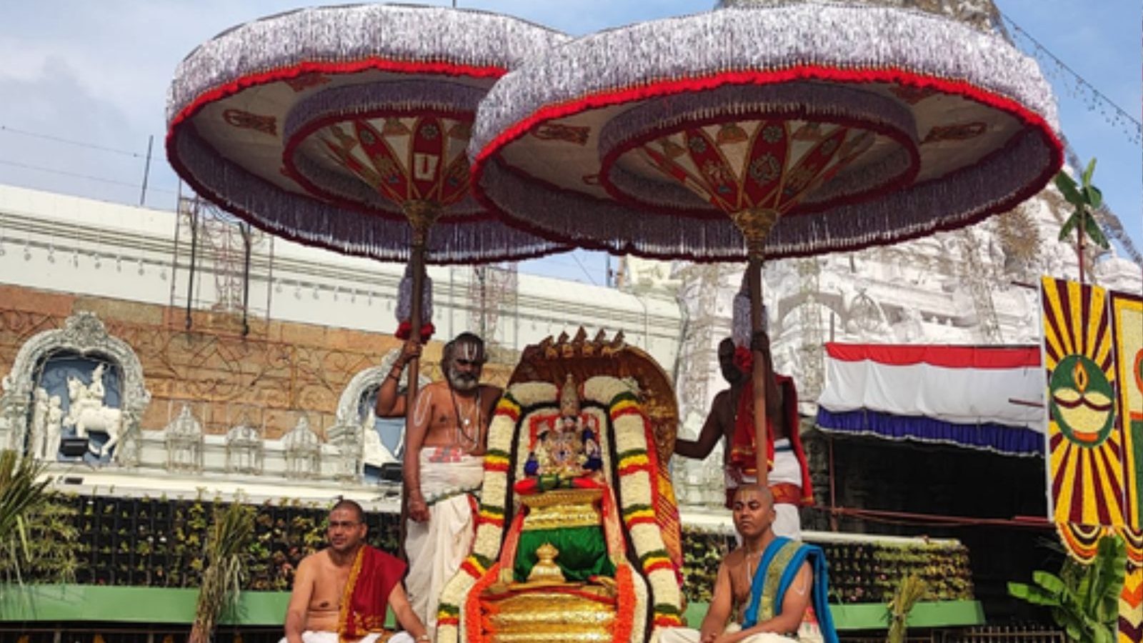 திருப்பதி பிரம்மோற்சவம் இரண்டாம் நாள் விழா.. சின்னசேஷ வாகனத்தில் எழுந்தருளிய மலையப்ப சாமி..