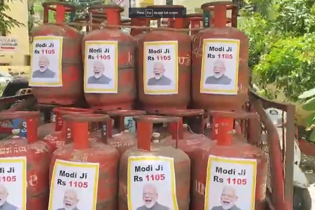 கேஸ் சிலிண்டரில் பிரதமர் மோடியின் படம்