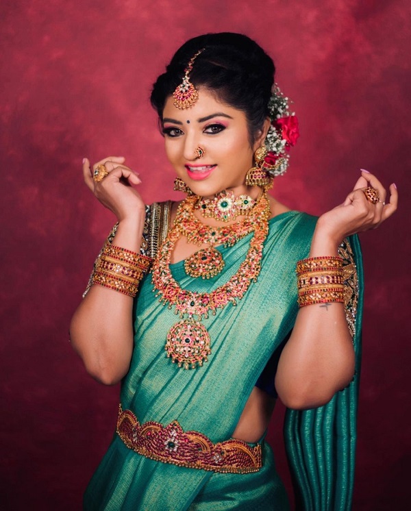  இந்நிலையில் இதற்கெல்லாம் பதில் சொல்லும் விதமாக ரவீந்தர் நேற்று இரவு தனது இன்ஸ்டாவில் லைவ் வந்தார். ரசிகர்களுடன் உரையாடினார். அவருடன் மகாலட்சுமியும் இருந்தார்.