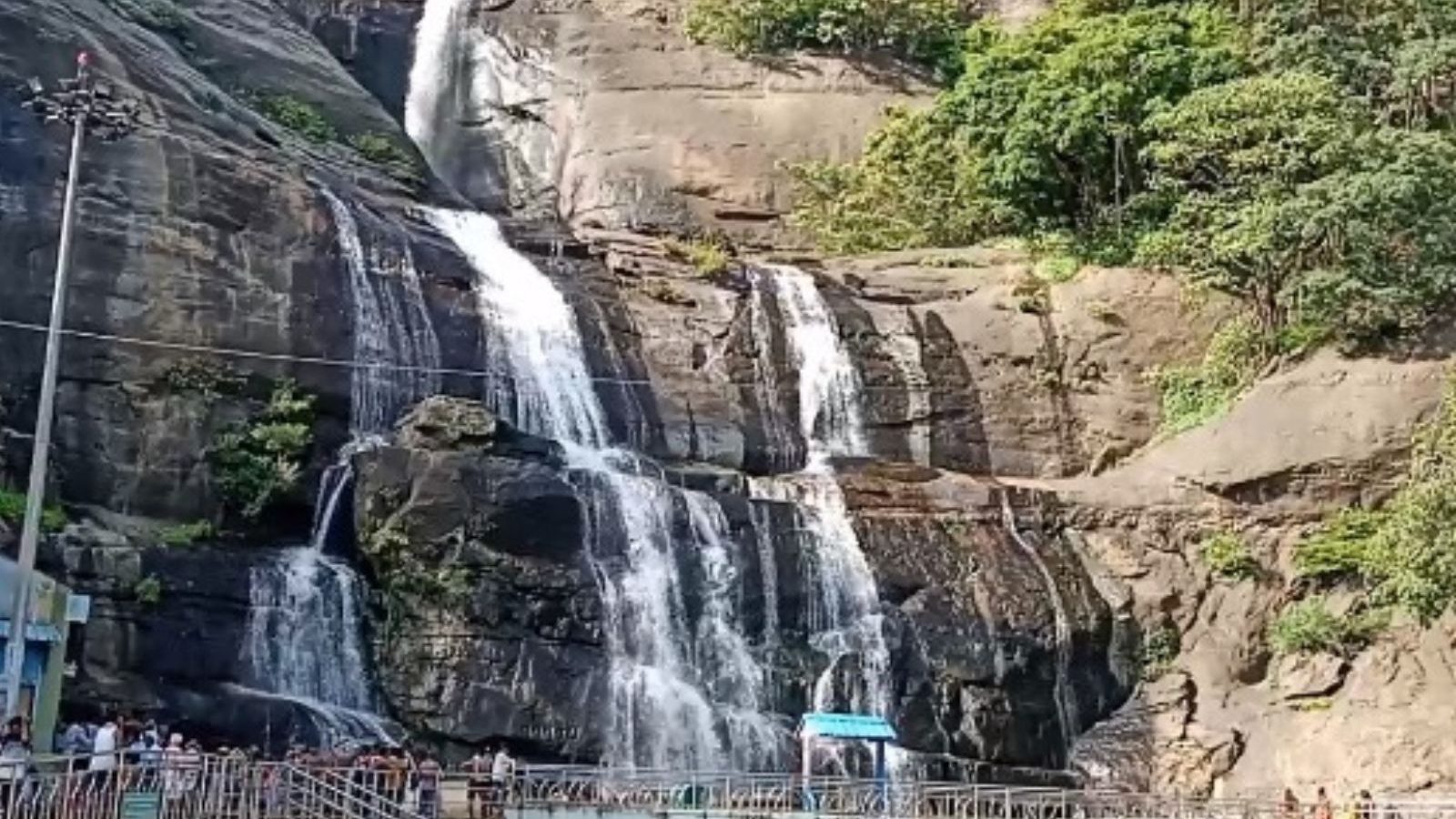 சீசன் முடிந்தும் குற்றால அருவிகளில் நீர்வரத்து - சுற்றுலா பயணிகள் ஆனந்த குளியல்