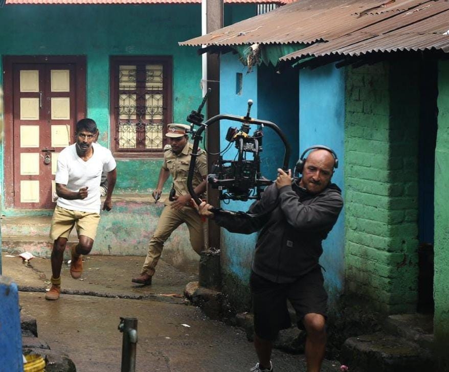  இரண்டு பாகமாக வெளியாகவிருக்கும் விடுதலை படத்தை உதயநிதி ஸ்டாலினின் ரெட் ஜெயண்ட் மூவிஸ் வெளியிடுகிறது.