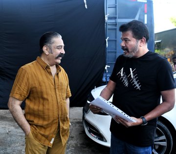  இந்நிலையில் இன்று இந்தியன் 2 படத்தின் படப்பிடிப்பு துவங்கியுள்ளது. இயக்குநர் ஷங்கருடன் இருக்கும் படங்களைப் பகிர்ந்து இதனை ட்விட்டரில் தெரிவித்திருக்கிறார் நடிகர் கமல் ஹாசன்.