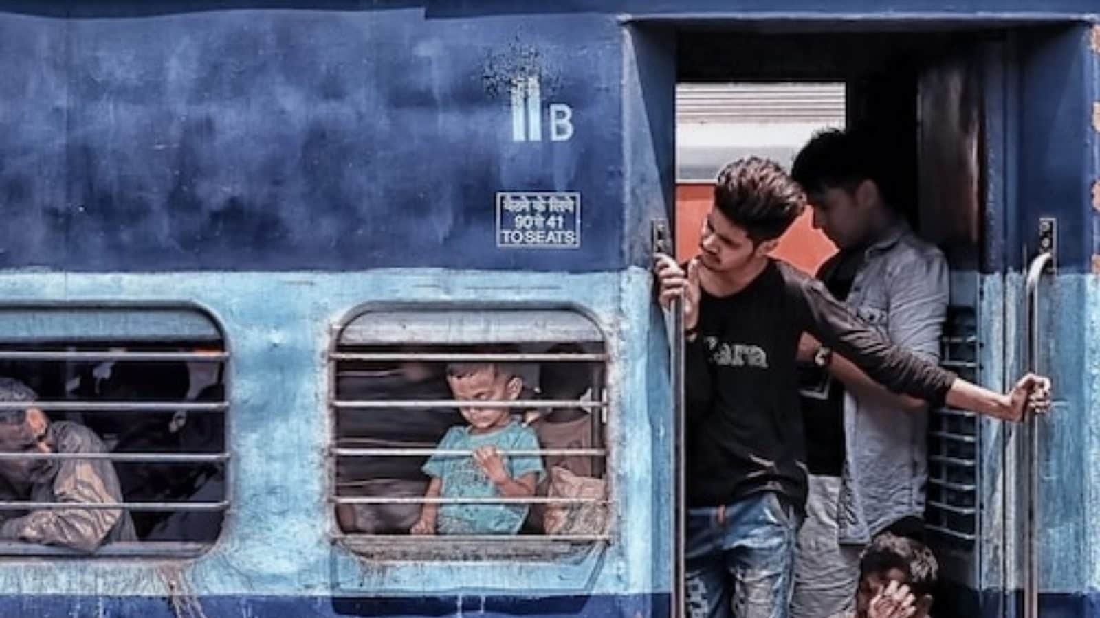 பயணிகள் ரயில் சேவையால் அரசுக்கு லாபம் இல்லை... மக்களுக்காகத் தான் இயக்குகிறோம்- அமைச்சர் தகவல்