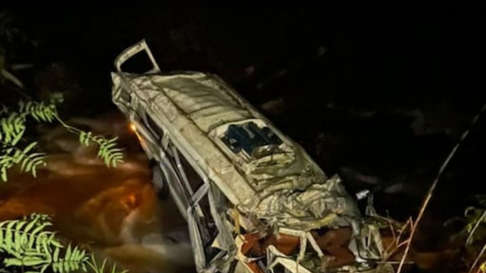 இமாச்சல்பிரதேசத்தில் பள்ளத்தாக்கில் சுற்றுலா பேருந்து கவிழ்ந்து விபத்து.. 3 ஐஐடி மாணவர்கள் உள்பட 10 பேர் பலி