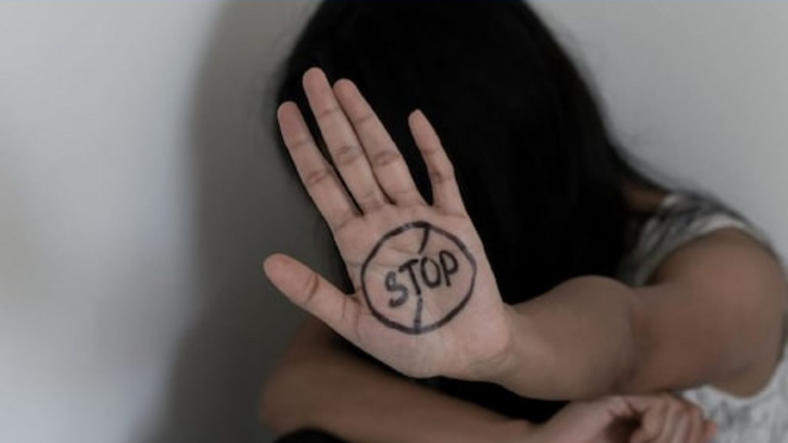 பாலியல் வன்கொடுமை செய்தவரை வீட்டில் வைத்து பூட்டிய பெண் -  டெல்லியில் காங்கிரஸ் பிரமுகர் கைது