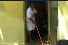 அரசு பள்ளி கழிப்பறையை சுத்தம் செய்த சட்ட மன்ற உறுப்பினர்