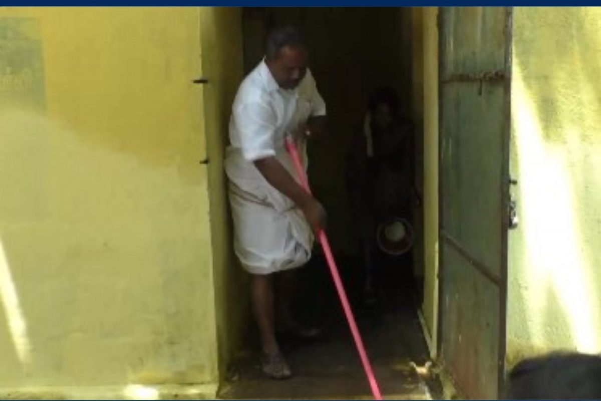 அரசு பள்ளி கழிப்பறையை சுத்தம் செய்த சட்ட மன்ற உறுப்பினர்