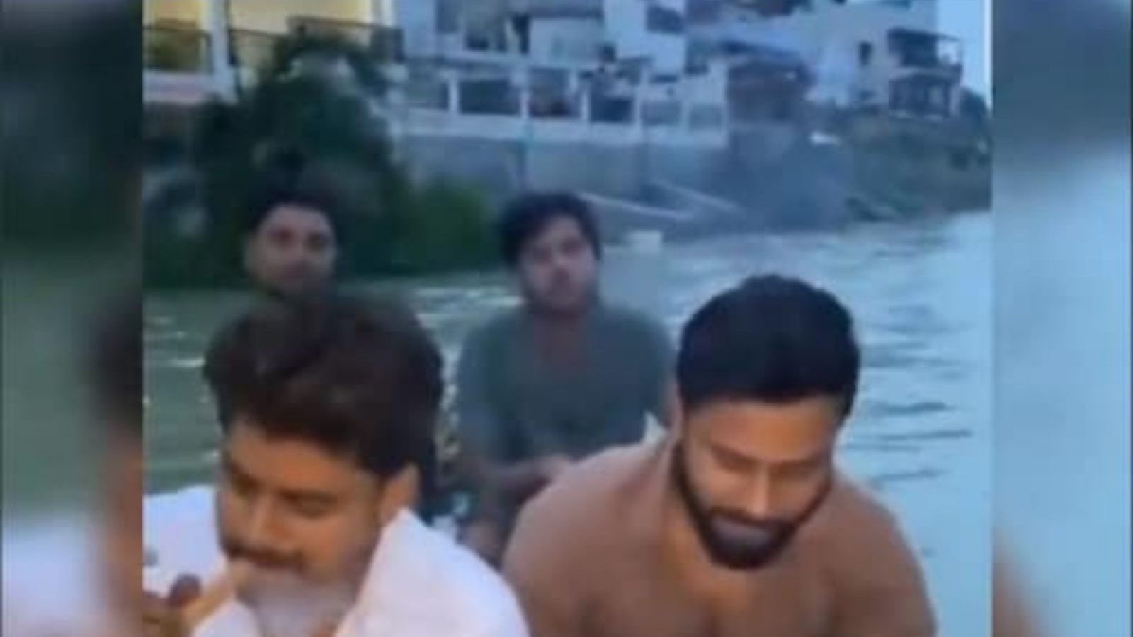 கங்கை நதியில் ஹுக்காவுடன்  மாமிச விருந்து.. வைரலான வீடியோ..இருவர் கைது