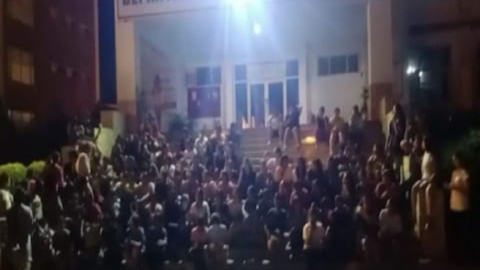 மாணவிகளின் குளியல் காட்சிகளை படமாக்கி, ஆண் நண்பருக்கு பகிர்ந்த சகமாணவி... அதிர்ச்சி சம்பவம்