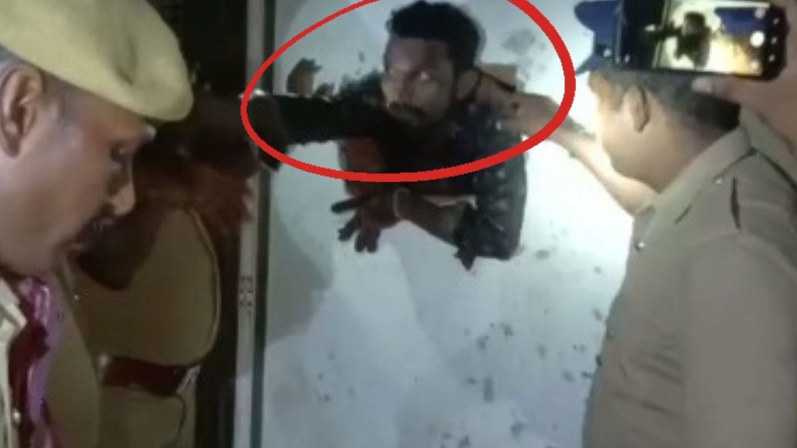 டாஸ்மாக் கடையை துளையிட்டு மது அருந்திய மதுப்பிரியர்கள்.. கையும் களவுமாக பிடித்த போலீஸ்!